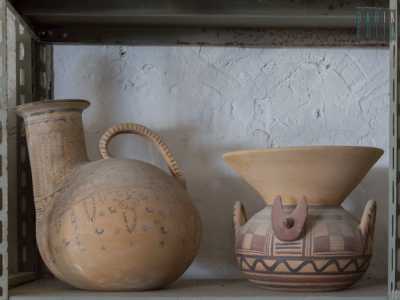 Ci sono askos apuli utilizzati anticamente per contenere olio e riconoscibili dal collo con beccuccio e un'olla dauna con motivi geometrici